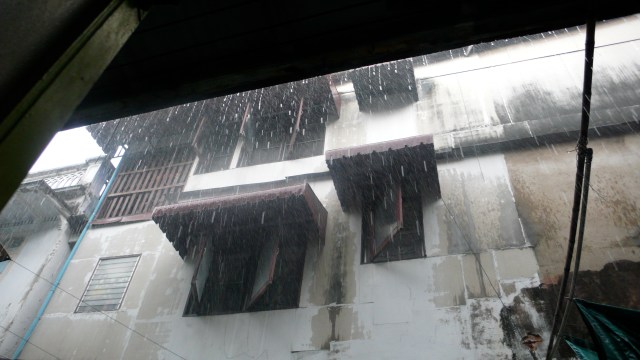 P1090110 Pluie à Bangkok © Helen Doyle 2012