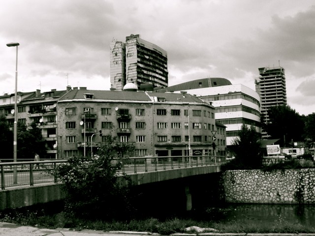 Sarajevo 1996 : le Holliday Inn en arrière-plan © Helen Doyle