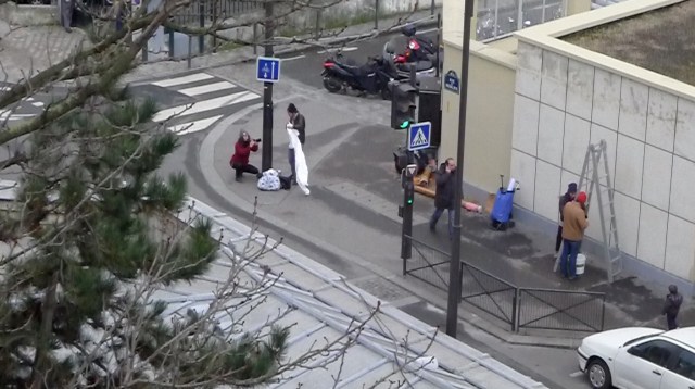 Dourone s'affiche 1 - Paris © Helen Doyle 2013 Dourone s'affiche 1 - Paris © Helen Doyle 2013