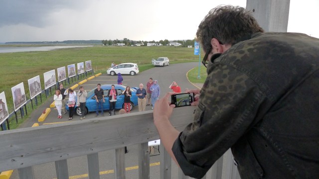 Armando photographiant l'exposition d'Isabelle Hayeur © Helen Doyle 2013