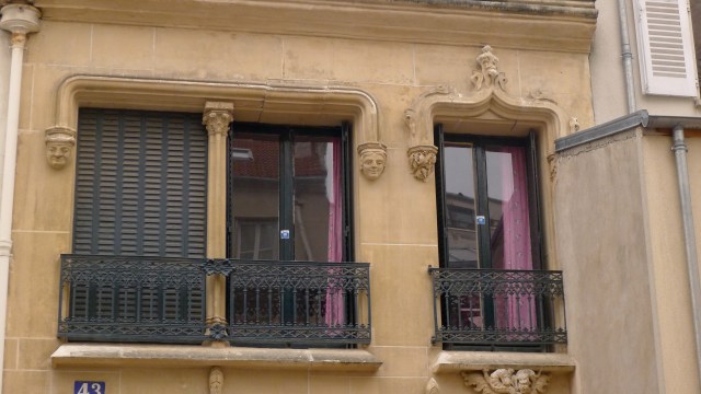 Mascarons et rideaux roses © Helen Doyle 2013 P1070359