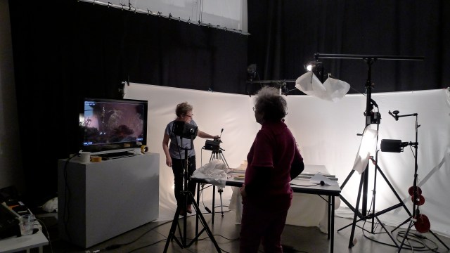 L'artiste devant son oeuvre © Helen Doyle 2014 P1070857